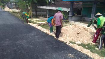 TNI Bojonegoro, Bersama Warga Gotong Royong Timbun Bahu Jalan TMMD Dusun Nglambangan